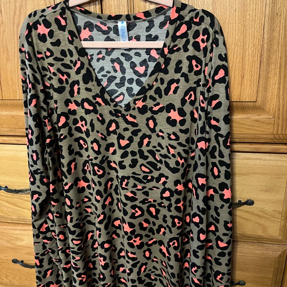 Chic Leopard Print V-Neck Tunic